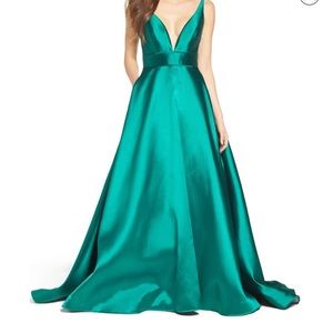 Mac Duggal gorgeous Emerald V neck dress